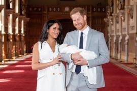 Primele imagini cu bebelușul regal. Băieţelul ducesei Meghan de Sussex şi al prinţului Harry a fost arătat lumii (Video)