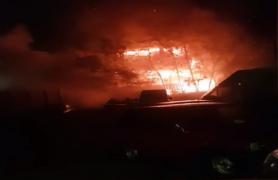 Incendiu violent într-un cartier din Suceava. O casă a fost cuprinsă de flăcări (Video)