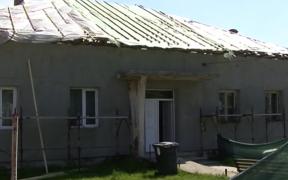 Bolnavi consultaţi într-o clădire fără acoperiş, cu apă infiltrată în pereţi, în Gorj
