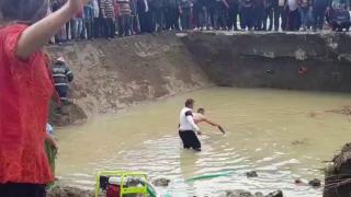 Copii înecaţi într-o groapă uriaşă, plină cu apă, la Bălteni, în Dâmboviţa (Video)