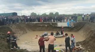 Frate şi soră, înecaţi într-o groapă cu apă, la Bălteni. Băieţelul de 9 ani a încercat să-şi salveze surioara (Video)