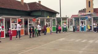 Preşcolarii din Bihor învaţă lucruri practice în funcţie de culorile curcubeului (Video)