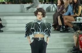 Modelele au defilat pe cel mai mare aeroport din New York la noua prezentare Louis Vuitton