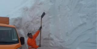 Nămeţi de peste patru metri de zăpadă au acoperit Transalpina