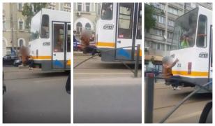 Adolescent filmat pe cârligul tramvaiului care merge cu viteză, nimeni nu intervine ca să-l salveze, în Bucureşti