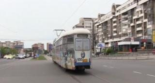 Imagini revoltătoare într-un tramvai din Craiova. O vatmaniţă fumează şi vorbeşte la telefon, la volan (Video)