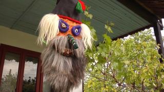 Măştile româneşti au ajuns în mâinile personajelor din celebrul serial Lucifer (Video)