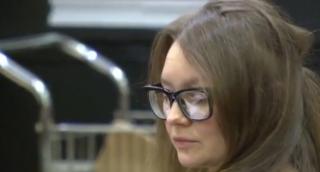 O tânără care s-a scăldat în lux şi a pretins că este milionară a fost condamnată la 12 ani de închisoare