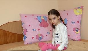 Vreau să ajut! Mădălina are opt ani şi suferă de sindromul Rett. Nu a atins niciodată vreo jucărie