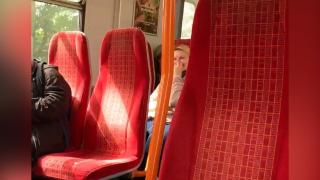 Mecanicul unui tren care urmărea filme pentru adulți s-a dat de gol în fața călătorilor (Video)