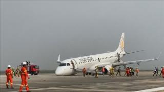 Avion cu 89 de oameni aterizează forțat, fără roata din față (Video)