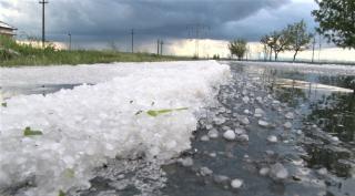 Imagini de coşmar, grindina a făcut ravagii în Dâmboviţa. Un strat gros de gheaţă a acoperit drumurile (Video)