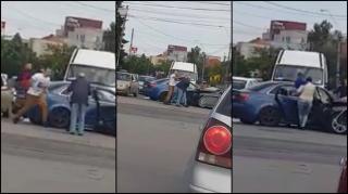 Pumni în trafic după un accident, în Timişoara. Furios că i-au fost speriaţi copiii, un şofer sare la bătaie (Video)