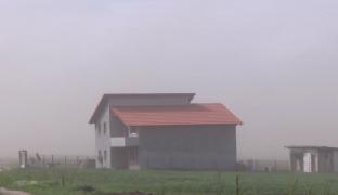 Case înghiţite de un val toxic de cenuşă, la Craiova. Copiii, nevoiţi să poarte măşti pentru a se proteja (Video)