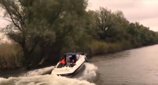 Bărbaţii care au atacat şalupa cu turişti în Delta Dunării spun că au fost provocaţi (Video)