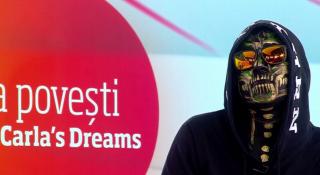 La povești cu Carla's Dreams. Ce se ascunde în spatele chipului pictat