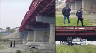 Primele imagini de la tragedia din Mărăcineni. Un tânăr s-a spânzurat de balustrada podului (Video)