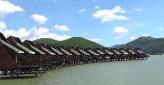 Singurul sat plutitor din România, pe Clisura Dunării. Turiştii pot arunca undiţa direct din pragul casei