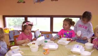 Sute de elevi din Timiș au parte de o masă caldă la şcoală. Cine le asigură meniul (Video)