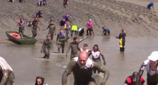 Cursă spectaculoasă în Marea Britanie, organizată în noroi