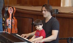 Fiul Octaviei Geamănu, nelipsit de la repetiţiile trupei Direcţia 5