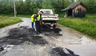 Muncitorii din Călimăneşti au asfaltat o băltoacă: 'Tencuieli de sezon'