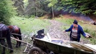 Epava avionului prăbuşit la Buzău, transportată cu căruţa (Video)