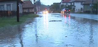 A fost potop în nordul ţării. Sunt prognozate furtuni în est (Video)