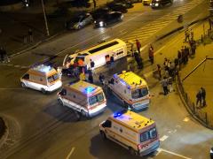 Primele imagini de la accidentul din Bacău unde un microbuz a fost spulberat într-o intersecţie