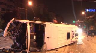 Microbuzul răsturnat în Bacău s-a izbit de o mașină, într-un sens giratoriu
