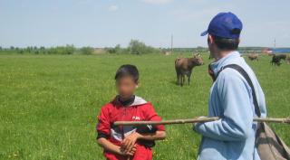 Copil de 12 ani dat în sclavie de propriul tată, la Găești. Băiatul era exploatat prin muncă (Video)