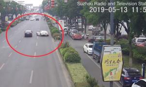 Un chinez a bușit un Ferrari de 650.000 de euro, la câteva secunde după ce s-a suit la volan