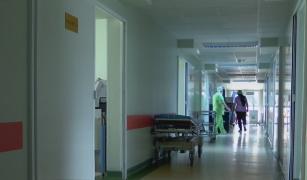 Una dintre fetițele spălate pe cap de mamă cu soluție pentru oi, în Bistrița, e în comă