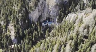 Peștera Ialomiței din Munții Bucegi, un magnet pentru turiști