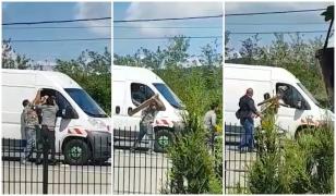 Bătaie cu parul în trafic, la Bujoreni, în Vâlcea. Geamuri sparte, lovituri teribile, nimeni nu se bagă (video)