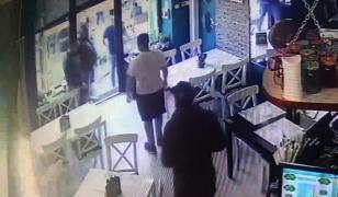 Momentul în care suporterii din Craiova sunt atacaţi pe o terasă din centrul oraşului