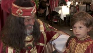 Atmosferă de epocă într-un conac din Sibiu, cu domnițe, cavaleri și ritmuri de vals