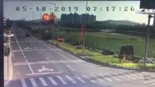 Prăbușirea unui avion de luptă, filmată live într-un oraș din China (Video)