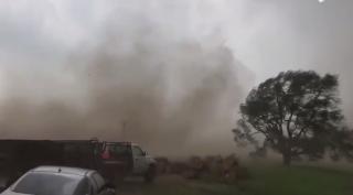 Un cercetător din Statele Unite a fost prins în interiorul unei tornade pe care intenţiona să o studieze (Video)