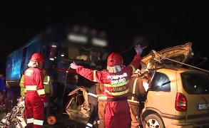 Un şofer de 21 de ani a murit după ce a intrat cu maşina sub roţile unui TIR (Video)