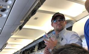 Răducu, fiul lui Radu Mazăre, în avionul care l-a adus de la Paris, arestat, pe fostul primar al Constanţei (video)
