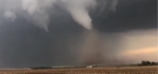 Vânător de tornade prins în mijlocul vârtejului (Video)