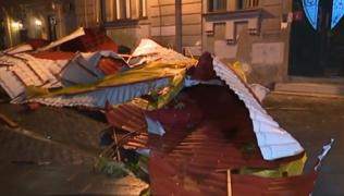 Ploile torenţiale şi vijeliile au lovit zona Banatului. La Timişoara, vântul puternic a luat pe sus acoperişurile