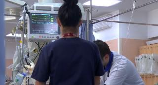 Trei surori, în stare gravă la spital, după ce mama lor le-a spălat cu o soluţie toxică împotriva căpuşelor (Video)