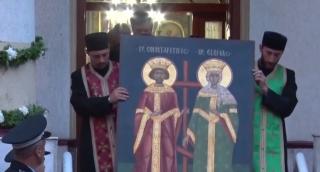 Sărbătoare mare pentru creştinii ortodocşi. Sunt celebraţi Sfinţii Constantin şi Elena (Video)