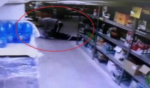 Paznicul unui supermarket din Moreni, resuscitat de hoţul care credea că l-a omorât