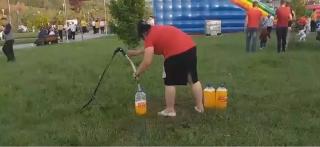 Suc din praf concentrat şi apă de irigat gazonul s-a dat la un târg din Botoşani