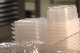 Tacâmurile şi farfuriile din plastic dispar din magazine în câteva zile