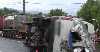 Un microbuz plin cu pasageri s-a răsturnat în Vâlcea. Şoferul şi patru călători au fost răniţi (Video)