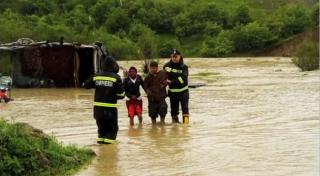 Furtunile şi inundaţiile au făcut prăpăd în mai multe judeţe (Video)